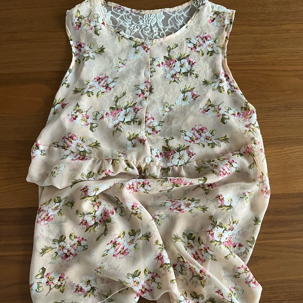 Bought in London summery blouse light. Light pink/crram, delicate flowers